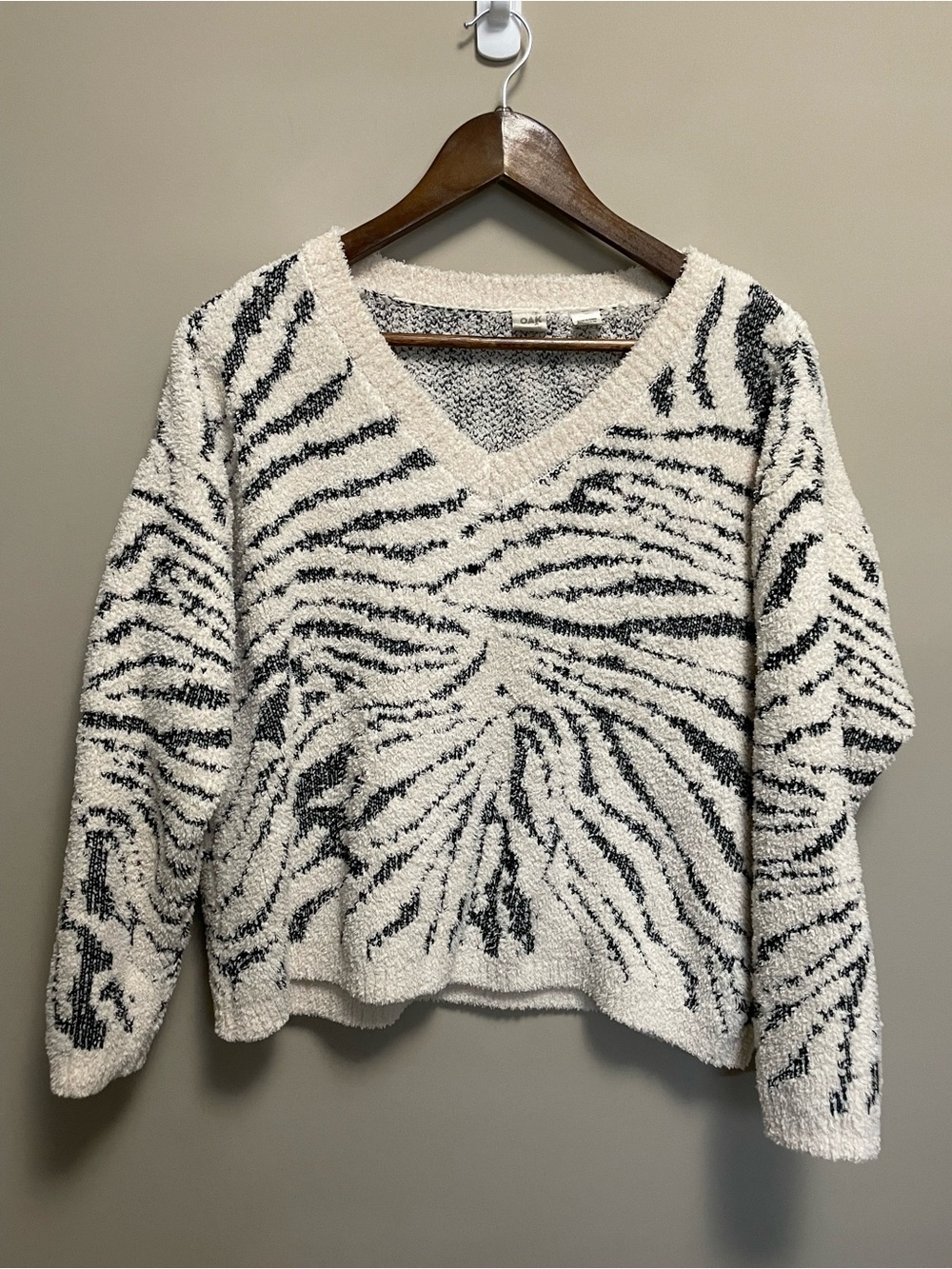 OAK & Ivy Cream and Black V-Neck Zebra-Print Pullover Sweater Women’s Medium